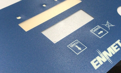 O teclado do interruptor de membrana embutida LED tem duas estruturas de circuito LED e circuito inferior na mesma camada e camadas diferentes